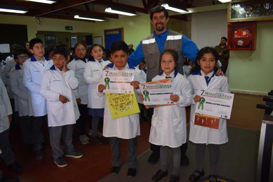 Carlos Mendiboure, encargado del Bibliomóvil de Lebu junto a algunos de los ganadores del concurso de minicuentos.