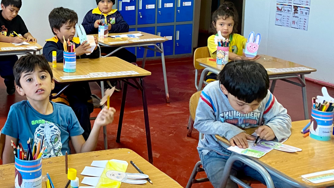 Bibliomóvil de Licantén: lectura, conversatorio y manualidades de pascua 2023