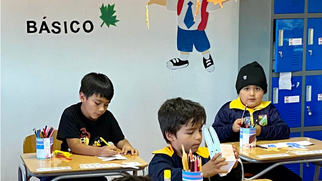 Bibliomóvil de Licantén: lectura, conversatorio y manualidades de pascua 2023