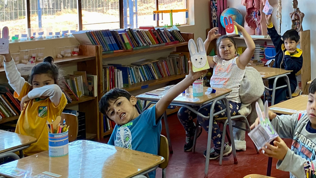 Bibliomóvil de Licantén: lectura, conversatorio y manualidades de pascua 2023