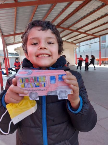 Lo Barnechea pinta su bibliomóvil