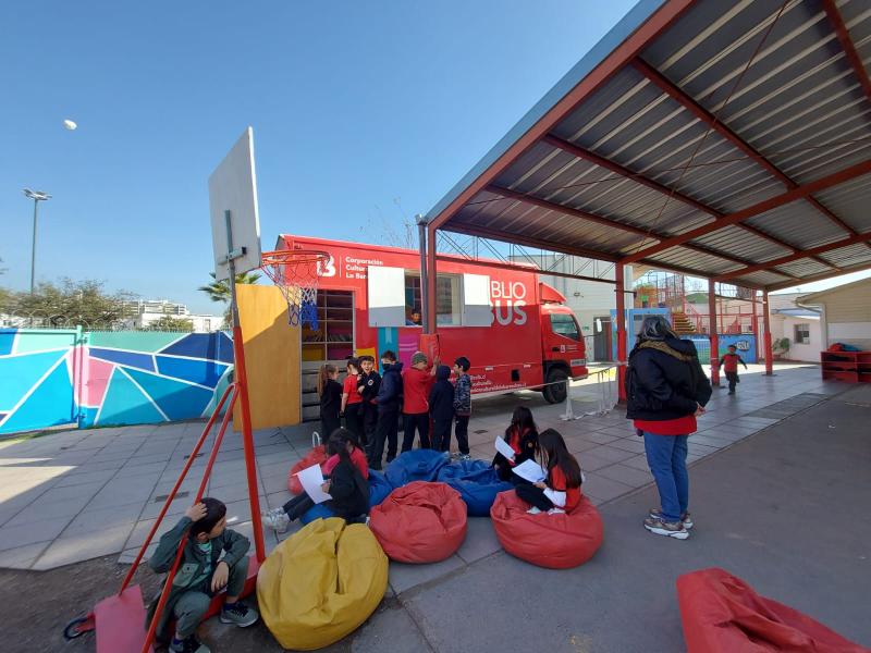 Lo Barnechea pinta su bibliomóvil