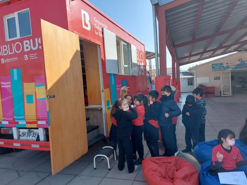 Lo Barnechea pinta su bibliomóvil