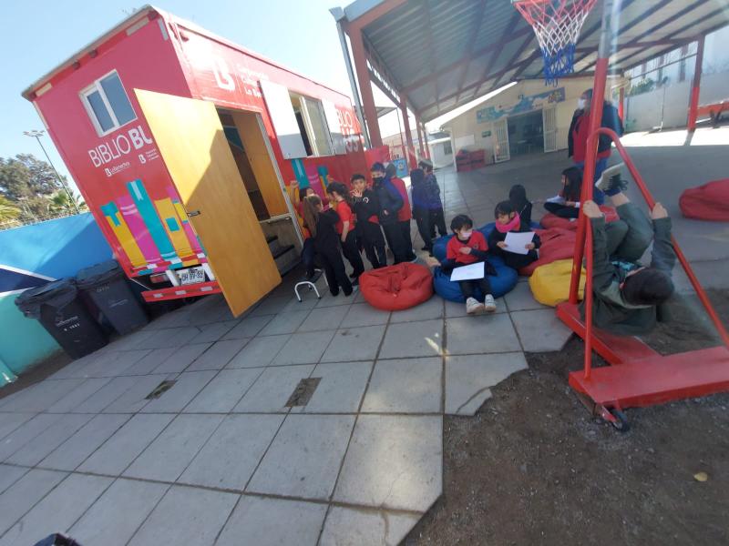 Lo Barnechea pinta su bibliomóvil