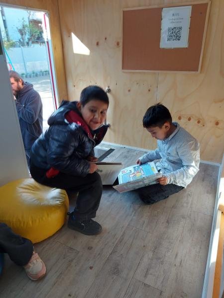 Lo Barnechea pinta su bibliomóvil