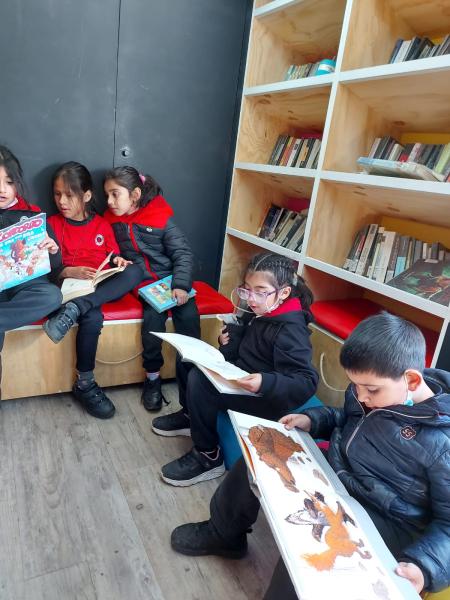 Lo Barnechea pinta su bibliomóvil