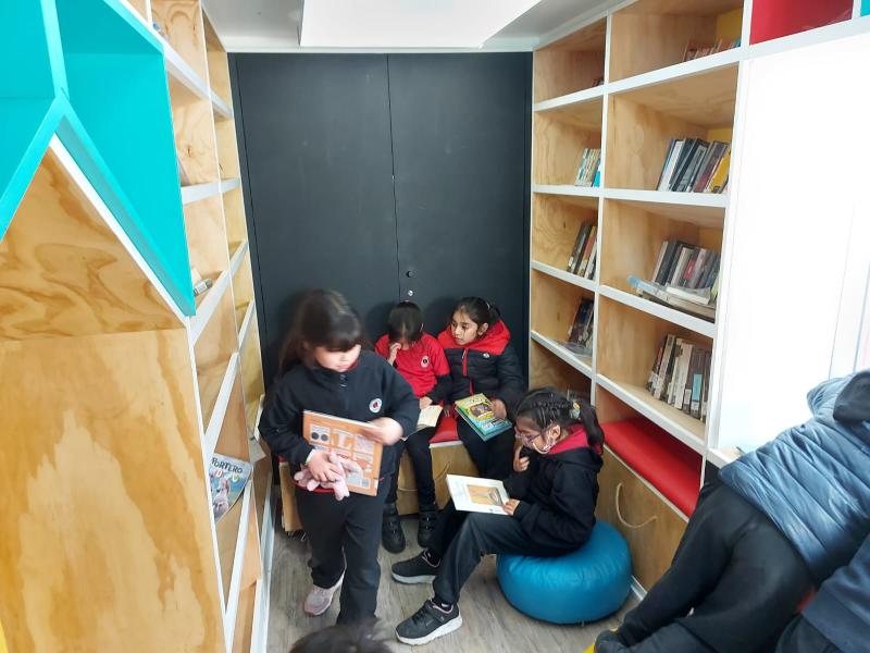 Lo Barnechea pinta su bibliomóvil