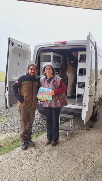 Bibliomóvil en portería Río Serrano