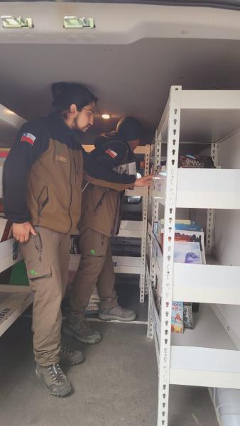 Guardaparques eligiendo títulos