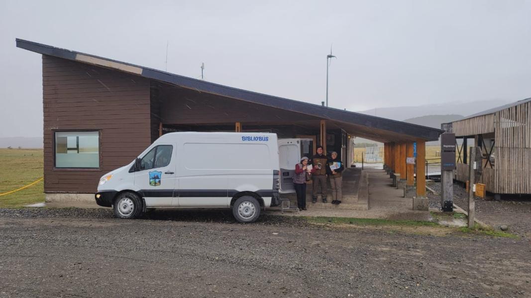 Portería Río Serrano con guardaparques de CONAF