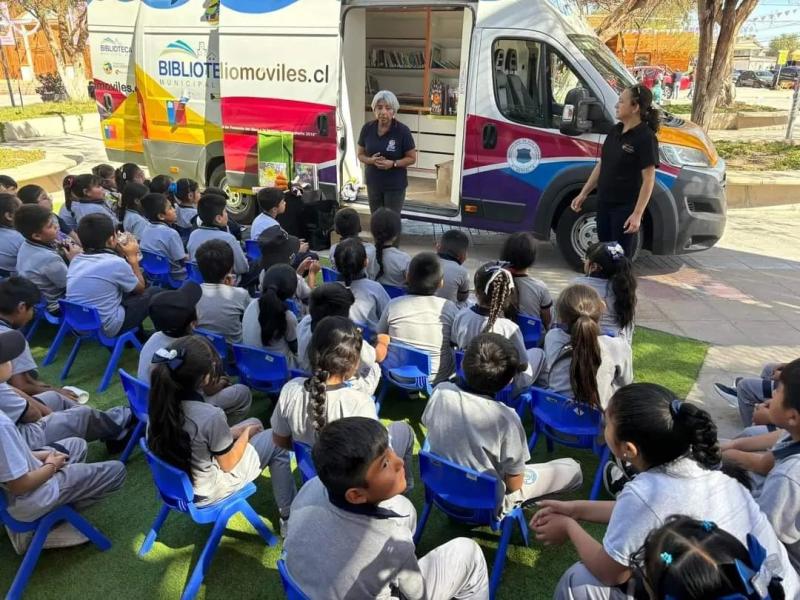 La visita del bibliomóvil de Alto Hospicio a Pozo Almonte