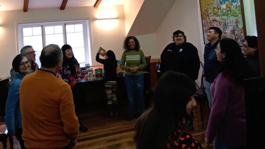 Jornada regional de bibliomóviles – Los Ríos 2024 participantes realizando una entretenida dinámica de mediación