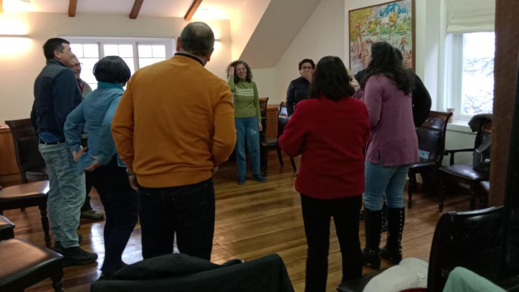 Jornada regional de bibliomóviles – Los Ríos 2024 participantes realizando una entretenida dinámica de mediación