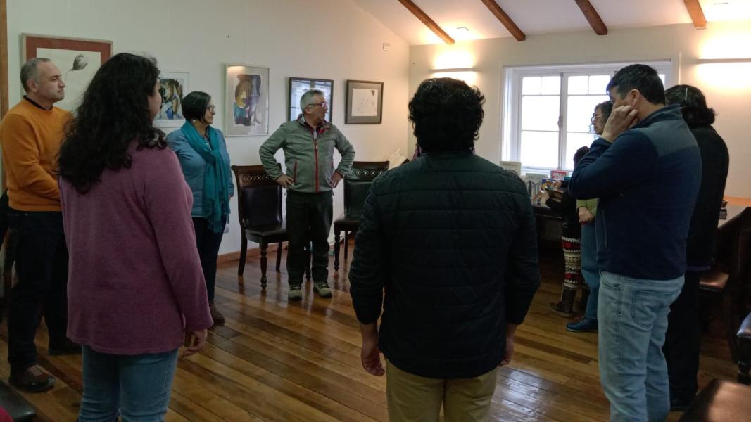 Jornada regional de bibliomóviles – Los Ríos 2024 participantes realizando una entretenida dinámica de mediación