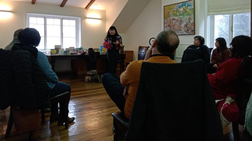 Jornada regional de bibliomóviles – Los Ríos 2024 tallerista realizando el atller