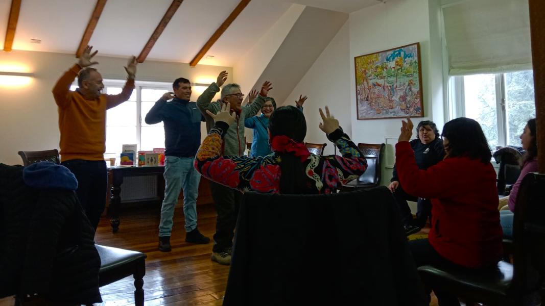 Jornada regional de bibliomóviles – Los Ríos 2024 participantes realizando una entretenida dinámica de mediación