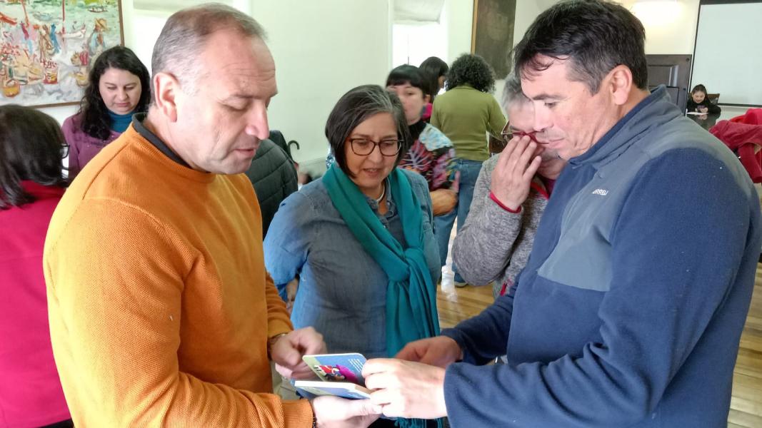 Jornada regional de bibliomóviles – Los Ríos 2024 participantes interactuando con los libros presentados en el taller