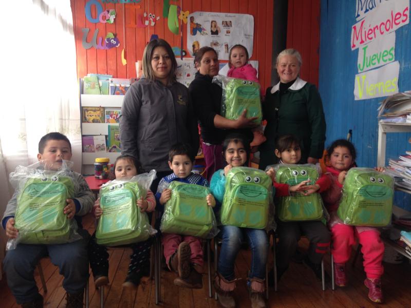 Entrega de mochila de emergencia en Curanilahue