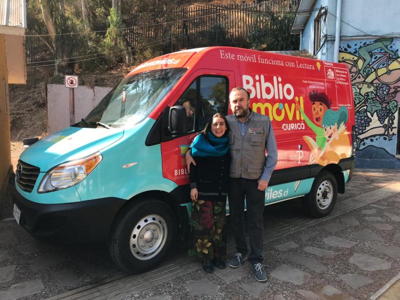 Encargado BM Curicó jJunto a la cuentacuentista